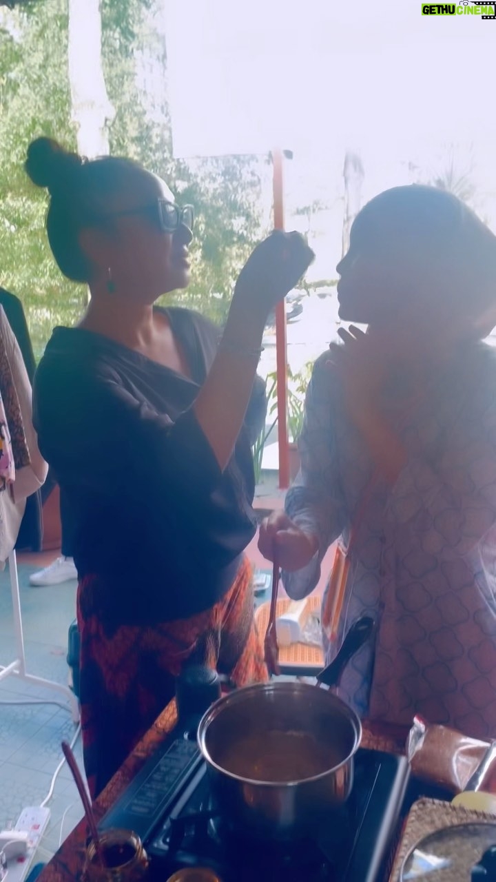 Nadiya Nisaa Instagram - Nak edit a good reel dengan loved ones but masih letih hahahaha. But di antara my fav videos, once we found out we were sold out terus masak habiskan to give out testers yesterday of both our products combined - kuah kacang tak kalut @rasa_nalurinadiya X @nabdelish Chilli oil. Berjaya berganding bahu dengan @nadnisaa dengan motivasi tiada yang lain hanya buat anak anak. We are blessed to have a great support by family and genuine friends. Coz that’s what we do, support each other. Terimalah persembahan closing sold out dari kami Nadi(y)as. Thank you semua, paling istimewa buat Omar - sales manager kami, @bahriuma booth manager and the one who capture moments (sebab kitorang tak buat), juga especially to our husbands. Esok la reel eh @nadnisaa? Thank you @nananomarket for an awesome first time booth experience. You guys were flawless!