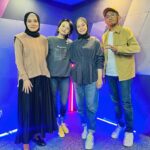 Nadiya Nisaa Instagram - Macam manalah orang kampung Bras Basah nak terima orang buka kedai pakaian dalam kat kampung mereka? 🤔💭 Kalau nak tahu drama-drama yang bakal terjadi korang gerak panggung wayang sekarang & beli tiket filem La Luna! 🎫 Terima kasih @iammisterbah, @sharifah_amani & @nadnisaa lepak di #PetangRakita dengan @ezaurafe 😄 #filemLaLuna #filemmalaysia #LaLunaTheMovie #Rakitamy