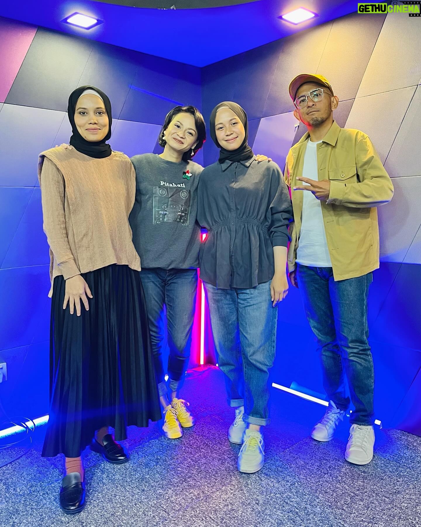 Nadiya Nisaa Instagram - Macam manalah orang kampung Bras Basah nak terima orang buka kedai pakaian dalam kat kampung mereka? 🤔💭 Kalau nak tahu drama-drama yang bakal terjadi korang gerak panggung wayang sekarang & beli tiket filem La Luna! 🎫 Terima kasih @iammisterbah, @sharifah_amani & @nadnisaa lepak di #PetangRakita dengan @ezaurafe 😄 #filemLaLuna #filemmalaysia #LaLunaTheMovie #Rakitamy