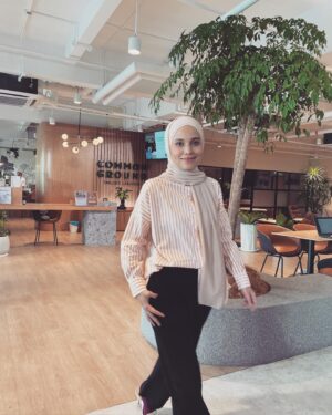 Nadiya Nisaa Instagram - Basic but not quite basic when you give summer stripes vibes to your office look 🧡

Currently in the making #SeOfis drama series for @tontonmy 
Stay tuned… 🧡

👗 @poplook