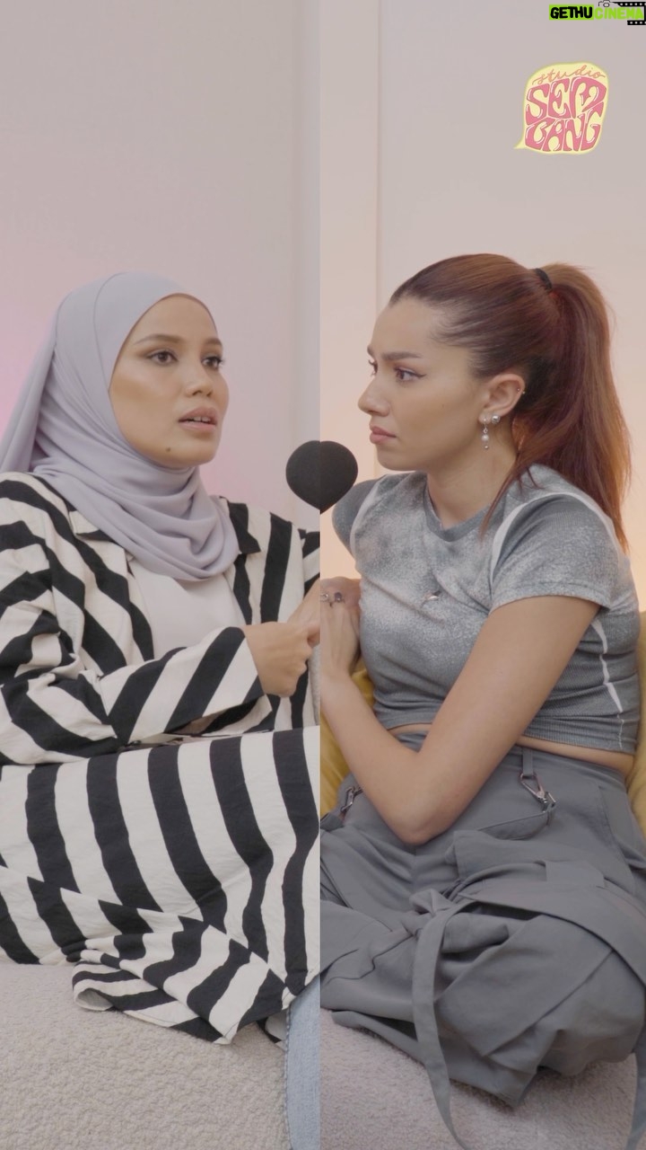 Nadiya Nisaa Instagram - ohhh ini rupanya rahsia @nadnisaa nak mendalami watak² yang berkait dengan real life stories! of course banyak lagi cerita menarik, korang standby kejap lagi 10pm episod ni keluar kita layan ramai² kat @youtube @spotify & @applepodcasts k! #jomsembang #studiosembang