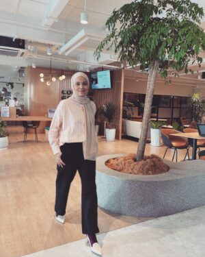 Nadiya Nisaa Instagram - Basic but not quite basic when you give summer stripes vibes to your office look 🧡

Currently in the making #SeOfis drama series for @tontonmy 
Stay tuned… 🧡

👗 @poplook