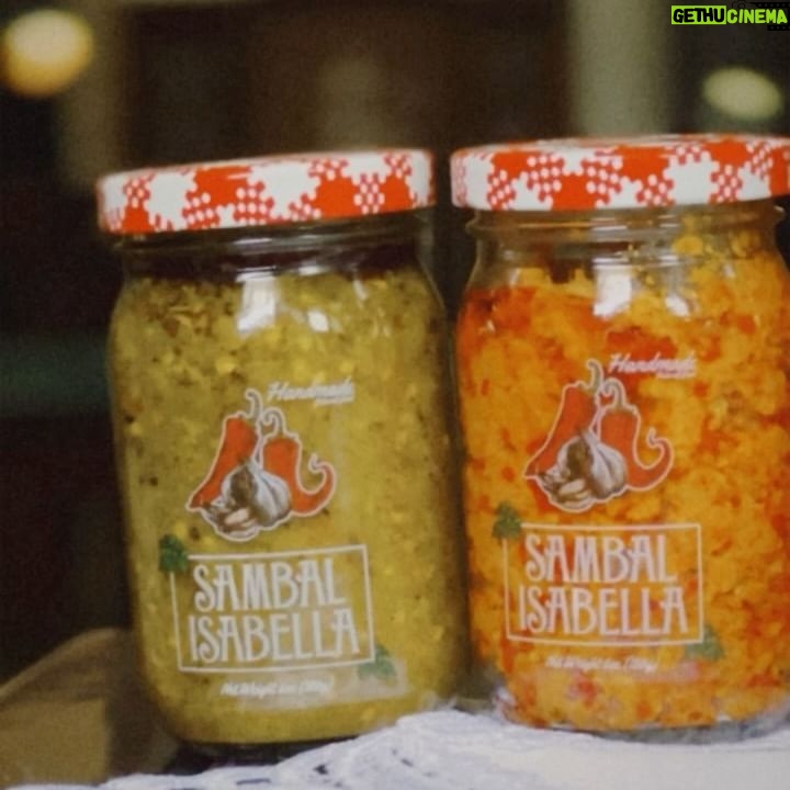 Nadiya Nisaa Instagram - Hello Singapura!! Saya datang kembali bersama sambal kegemaran ramai..ZAMBAL IZABELLAH!! Korang free nanti datang ah pat GEMILANG KAMPONG GLAM, BOOTH R15 on 3 4 5 April !! Abil akan ada kat sana dari 4pm sampai malam..Tapi on 4 & 5hb abil ada tetamu istimewa ok!! All the way from KL..The nadia's will be joining me jual their famous chili oil & kuah kacang yang sedap gils babs @missnadiaaqilah @nadnisaa !! Rugi kalau you guys tak singgah tau..😝