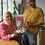 Nadiya Nisaa Instagram – Hello Singapura!! Saya datang kembali bersama sambal kegemaran ramai..ZAMBAL IZABELLAH!! Korang free nanti datang ah pat GEMILANG KAMPONG GLAM, BOOTH R15 on 3 4 5 April !! Abil akan ada kat sana dari 4pm sampai malam..Tapi on 4 & 5hb abil ada tetamu istimewa ok!! All the way from KL..The nadia’s will be joining me jual their famous chili oil & kuah kacang yang sedap gils babs @missnadiaaqilah @nadnisaa !! Rugi kalau you guys tak singgah tau..😝