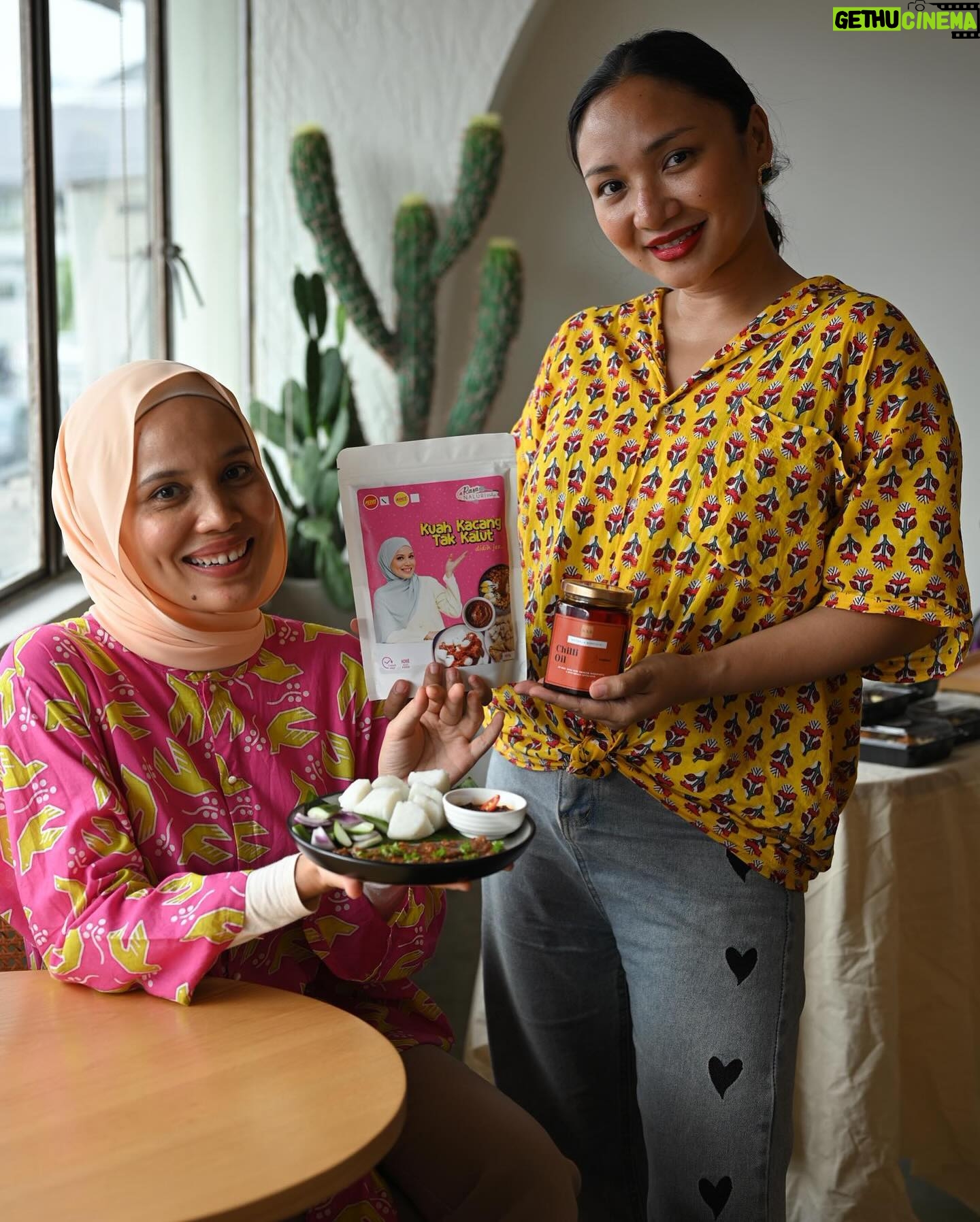 Nadiya Nisaa Instagram - Hello Singapura!! Saya datang kembali bersama sambal kegemaran ramai..ZAMBAL IZABELLAH!! Korang free nanti datang ah pat GEMILANG KAMPONG GLAM, BOOTH R15 on 3 4 5 April !! Abil akan ada kat sana dari 4pm sampai malam..Tapi on 4 & 5hb abil ada tetamu istimewa ok!! All the way from KL..The nadia's will be joining me jual their famous chili oil & kuah kacang yang sedap gils babs @missnadiaaqilah @nadnisaa !! Rugi kalau you guys tak singgah tau..😝
