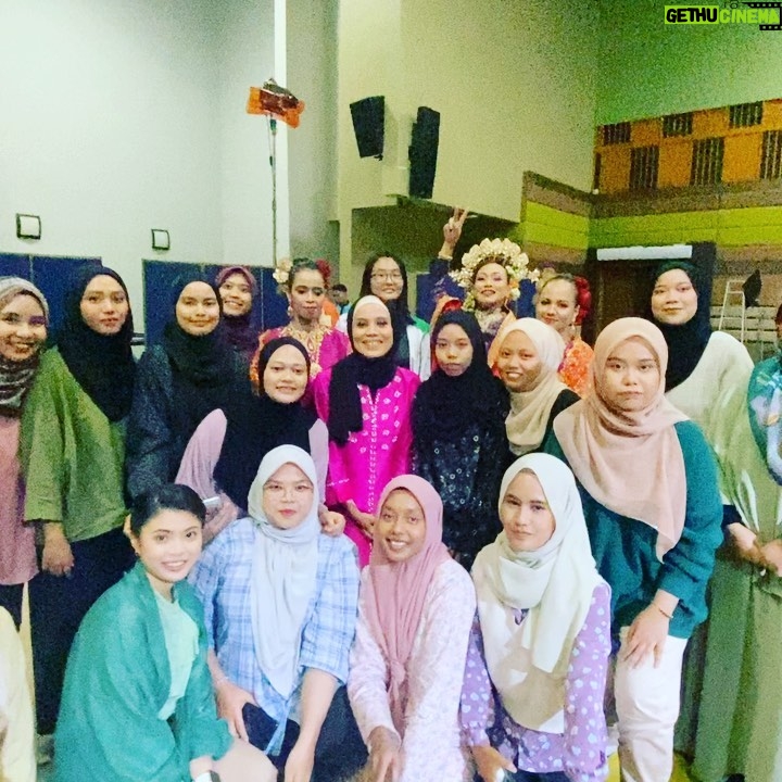 Nadiya Nisaa Instagram - β¨ Memori di bulan Juli β¨ Shooting telemovie sempena bulan kemerdekaan, Angin. 1. Tenangkan hati nak berjauhan 10 hari dgn secangkir tea π« 2. Ibu-ibu mesti nak label jugak. 3. Sebelum berangkat, sempat menuntut ilmu & research sikit dgn @asmidarisme π Guess what? I dpt baca ucap tetap mcm u cadang tu dlm scene π₯° 4. Gadis-gadis UUM & JKKN Kedah yang teramatlah sweet. Sama2 shoot sampai lewat mlm π
π΄ 5. 2 watak paling handsome dalam cerita ni π 6. Gaya klasik Mek Mulung. Dipersembahkan oleh waris & orang-orang lama dari Wang Tepus, Kedah. 7. Mek Mulung kini daripada generasi baru. 8. Alahaiβ¦ π€€ 9. Jumpa kawan baru @amandatanpf π 10. Jumpa balik kawan lama, cik Rose πΉ