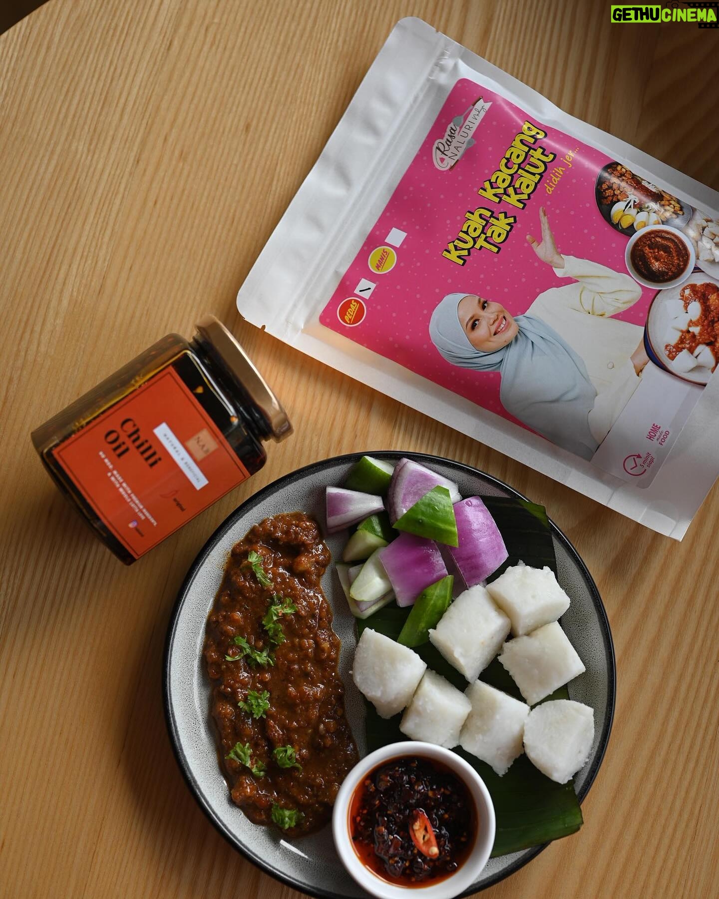 Nadiya Nisaa Instagram - Hello Singapura!! Saya datang kembali bersama sambal kegemaran ramai..ZAMBAL IZABELLAH!! Korang free nanti datang ah pat GEMILANG KAMPONG GLAM, BOOTH R15 on 3 4 5 April !! Abil akan ada kat sana dari 4pm sampai malam..Tapi on 4 & 5hb abil ada tetamu istimewa ok!! All the way from KL..The nadia's will be joining me jual their famous chili oil & kuah kacang yang sedap gils babs @missnadiaaqilah @nadnisaa !! Rugi kalau you guys tak singgah tau..😝