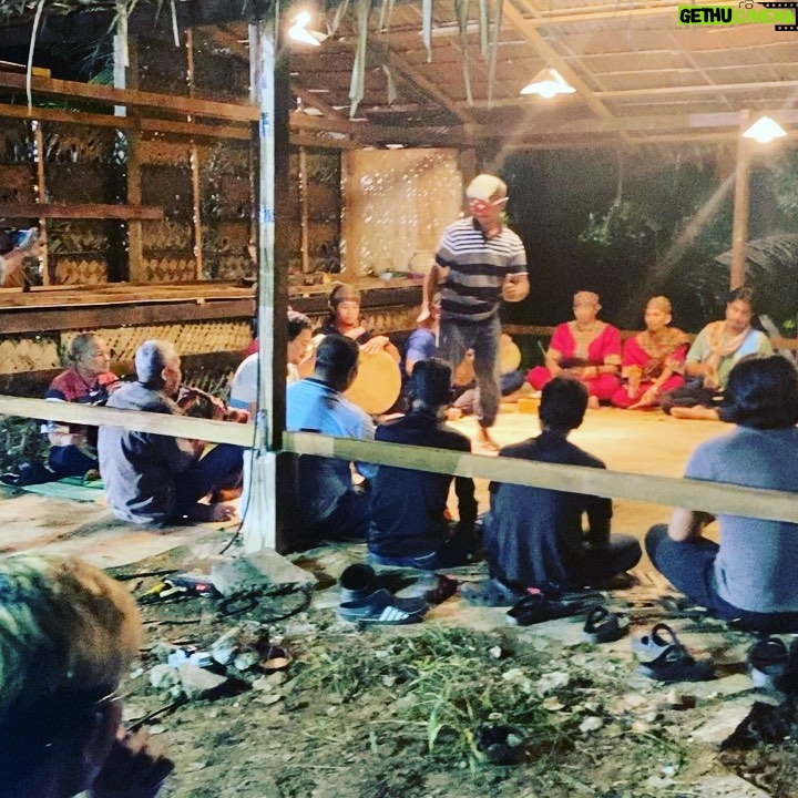 Nadiya Nisaa Instagram - β¨ Memori di bulan Juli β¨ Shooting telemovie sempena bulan kemerdekaan, Angin. 1. Tenangkan hati nak berjauhan 10 hari dgn secangkir tea π« 2. Ibu-ibu mesti nak label jugak. 3. Sebelum berangkat, sempat menuntut ilmu & research sikit dgn @asmidarisme π Guess what? I dpt baca ucap tetap mcm u cadang tu dlm scene π₯° 4. Gadis-gadis UUM & JKKN Kedah yang teramatlah sweet. Sama2 shoot sampai lewat mlm π
π΄ 5. 2 watak paling handsome dalam cerita ni π 6. Gaya klasik Mek Mulung. Dipersembahkan oleh waris & orang-orang lama dari Wang Tepus, Kedah. 7. Mek Mulung kini daripada generasi baru. 8. Alahaiβ¦ π€€ 9. Jumpa kawan baru @amandatanpf π 10. Jumpa balik kawan lama, cik Rose πΉ