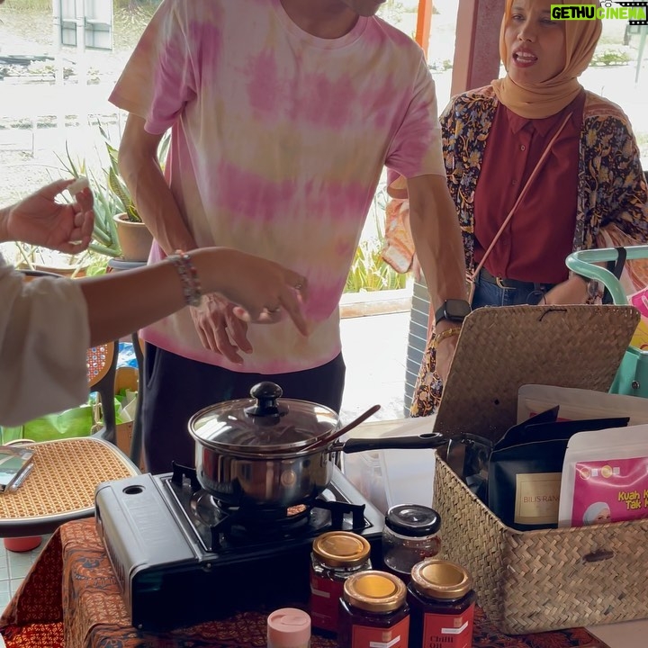 Nadiya Nisaa Instagram - Rugi tak try Kuah Kacang tak kalut dan Chilli Oil from @nadnisaa @missnadiaaqilah . Sheeeedappppppp 😘🤌🏻✨ #nananomarket