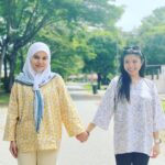 Nadiya Nisaa Instagram - ✨ Memori di bulan Juli ✨ Shooting telemovie sempena bulan kemerdekaan, Angin. 1. Tenangkan hati nak berjauhan 10 hari dgn secangkir tea 🫖 2. Ibu-ibu mesti nak label jugak. 3. Sebelum berangkat, sempat menuntut ilmu & research sikit dgn @asmidarisme 💖 Guess what? I dpt baca ucap tetap mcm u cadang tu dlm scene 🥰 4. Gadis-gadis UUM & JKKN Kedah yang teramatlah sweet. Sama2 shoot sampai lewat mlm 😅😴 5. 2 watak paling handsome dalam cerita ni 😎 6. Gaya klasik Mek Mulung. Dipersembahkan oleh waris & orang-orang lama dari Wang Tepus, Kedah. 7. Mek Mulung kini daripada generasi baru. 8. Alahai… 🤤 9. Jumpa kawan baru @amandatanpf 💖 10. Jumpa balik kawan lama, cik Rose 🌹