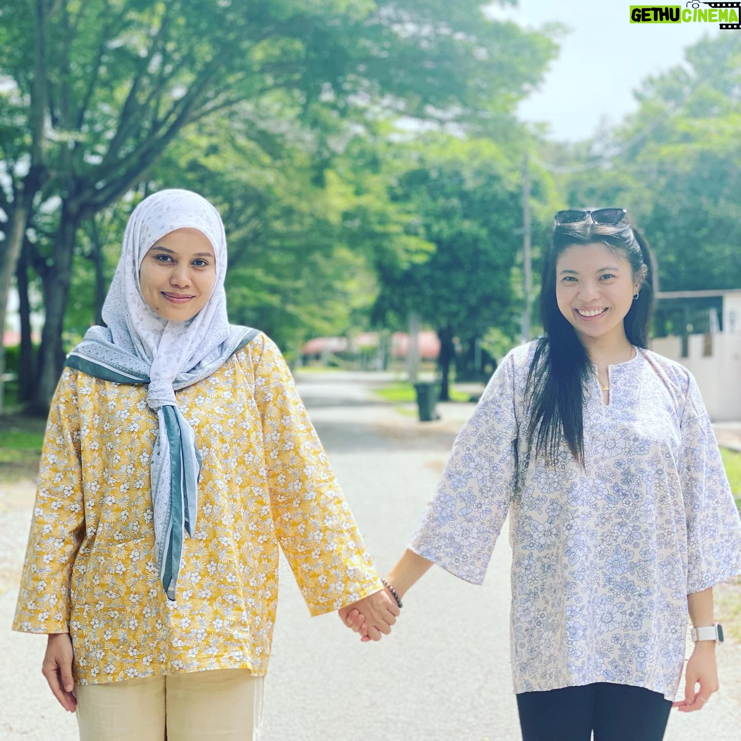 Nadiya Nisaa Instagram - β¨ Memori di bulan Juli β¨ Shooting telemovie sempena bulan kemerdekaan, Angin. 1. Tenangkan hati nak berjauhan 10 hari dgn secangkir tea π« 2. Ibu-ibu mesti nak label jugak. 3. Sebelum berangkat, sempat menuntut ilmu & research sikit dgn @asmidarisme π Guess what? I dpt baca ucap tetap mcm u cadang tu dlm scene π₯° 4. Gadis-gadis UUM & JKKN Kedah yang teramatlah sweet. Sama2 shoot sampai lewat mlm π
π΄ 5. 2 watak paling handsome dalam cerita ni π 6. Gaya klasik Mek Mulung. Dipersembahkan oleh waris & orang-orang lama dari Wang Tepus, Kedah. 7. Mek Mulung kini daripada generasi baru. 8. Alahaiβ¦ π€€ 9. Jumpa kawan baru @amandatanpf π 10. Jumpa balik kawan lama, cik Rose πΉ