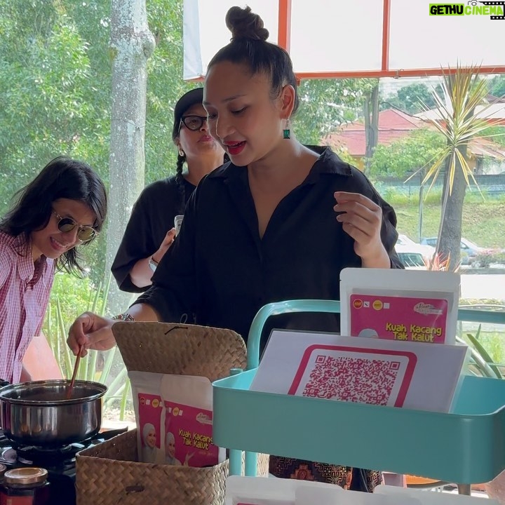 Nadiya Nisaa Instagram - Rugi tak try Kuah Kacang tak kalut dan Chilli Oil from @nadnisaa @missnadiaaqilah . Sheeeedappppppp 😘🤌🏻✨ #nananomarket
