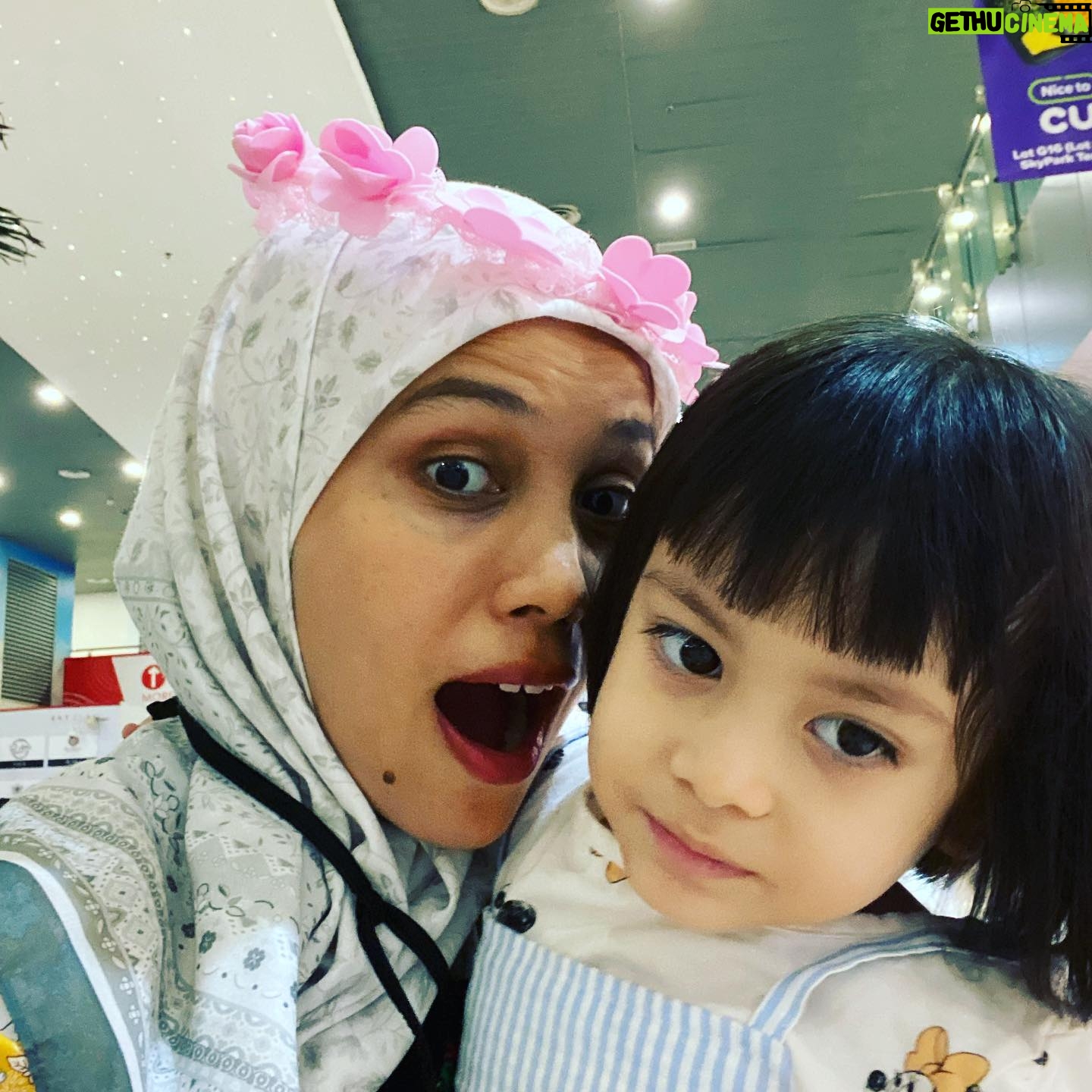 Nadiya Nisaa Instagram - β¨ Memori di bulan Juli β¨ Shooting telemovie sempena bulan kemerdekaan, Angin. 1. Tenangkan hati nak berjauhan 10 hari dgn secangkir tea π« 2. Ibu-ibu mesti nak label jugak. 3. Sebelum berangkat, sempat menuntut ilmu & research sikit dgn @asmidarisme π Guess what? I dpt baca ucap tetap mcm u cadang tu dlm scene π₯° 4. Gadis-gadis UUM & JKKN Kedah yang teramatlah sweet. Sama2 shoot sampai lewat mlm π
π΄ 5. 2 watak paling handsome dalam cerita ni π 6. Gaya klasik Mek Mulung. Dipersembahkan oleh waris & orang-orang lama dari Wang Tepus, Kedah. 7. Mek Mulung kini daripada generasi baru. 8. Alahaiβ¦ π€€ 9. Jumpa kawan baru @amandatanpf π 10. Jumpa balik kawan lama, cik Rose πΉ