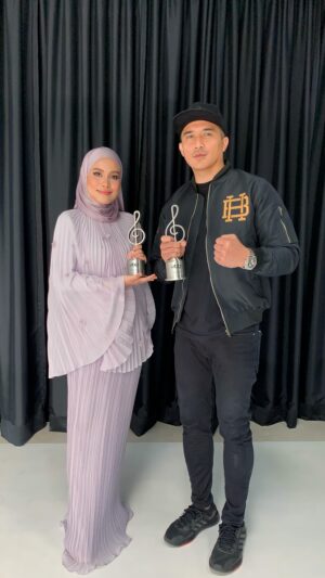 Nadiya Nisaa Instagram - Simpan sini untuk peminat #AdamdanHawa 💖 
Khas juga buat tulang belakang yang memimpin kami sepanjang 80 episod, 6 bulan shooting, 3 buah negara, tak lain dan tak bukan tuan pengarah kita @ferozkader_75 ✨
Thank you bro for everything 🤜🤛

Watch full version of #ApaKes di @beritaharian Youtube Channel 💖 

#Abpbh35