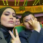 Nadiya Nisaa Instagram - Congrats @tv3malaysia for an exciting showmanship during @abpbh35 ✨ I must say the feeling is always intimate everytime watching a show at @istanabudaya ✨ the last time we were here was during Ola Bola The Musical. Omar masih ingat lagi katanya ☺️ Everytime ada peluang to introduce my kids to performing arts pasti saya akan bawa lagi-lagi kalau live show, Omar boleh tengok kerja keras orang2 dibelakang tabir. Nak dijadikan cerita kebetulan Floor Manager majlis was my senior @azraazni lagi lah seronok I bercerita ke Omar itu ini 😜 Congrats Mamat! I salute u lah 🤜🤛 Kita orang memang enjoy semua set persembahan yg disusun malam tu 👍 #abpbh35