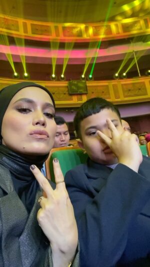 Nadiya Nisaa Instagram - Congrats @tv3malaysia for an exciting showmanship during @abpbh35 ✨ I must say the feeling is always intimate everytime watching a show at @istanabudaya ✨ the last time we were here was during Ola Bola The Musical. Omar masih ingat lagi katanya ☺️

Everytime ada peluang to introduce my kids to performing arts pasti saya akan bawa lagi-lagi kalau live show, Omar boleh tengok kerja keras orang2 dibelakang tabir. Nak dijadikan cerita kebetulan Floor Manager majlis was my senior @azraazni lagi lah seronok I bercerita ke Omar itu ini 😜 Congrats Mamat! I salute u lah 🤜🤛 Kita orang memang enjoy semua set persembahan yg disusun malam tu 👍

#abpbh35
