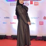 Nadiya Nisaa Instagram - Alhamdulillah tahniah @abpbh35 @beritaharian untuk satu lagi penganjuran malam anugerah yang sangat bermakna bagi industri hiburan tempatan. Saya rasa beruntung sekali dijemput untuk tahun ini (biasanya liga popular selalu di luar radar saya 🤭) akan tetapi saya seronok sekali melihat muka2 baru yang menyinari sangat-sangat berbakat & mempunyai pengaruh yg sangat hebat. Keep it up 👍 Saya juga turut terinspirasi melihat nama-nama besar yg sudah pun established dalam industri masih kekal relevan & berbisa dalam berkarya. Begitulah adat dimana2 pun, yg baru & lama akan saling melengkapi. Yang penting, kita tetap ikhlas & care about our work. Thank u for having me #ABPBH35 😉 >> Slide to see my 1 😉 handsome tak? Love & kisses to my Glam Team: Styled by @minluna @minlunagency Make-up by @warnabilla Dress by @mimpi_kita Hijab stylist @kakpaten_kp Skin prep by @mumsheaven Photo & Assist by @ffrhfaezh
