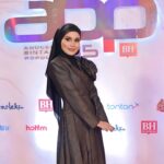 Nadiya Nisaa Instagram - Alhamdulillah tahniah @abpbh35 @beritaharian untuk satu lagi penganjuran malam anugerah yang sangat bermakna bagi industri hiburan tempatan. Saya rasa beruntung sekali dijemput untuk tahun ini (biasanya liga popular selalu di luar radar saya 🤭) akan tetapi saya seronok sekali melihat muka2 baru yang menyinari sangat-sangat berbakat & mempunyai pengaruh yg sangat hebat. Keep it up 👍 Saya juga turut terinspirasi melihat nama-nama besar yg sudah pun established dalam industri masih kekal relevan & berbisa dalam berkarya. Begitulah adat dimana2 pun, yg baru & lama akan saling melengkapi. Yang penting, kita tetap ikhlas & care about our work. Thank u for having me #ABPBH35 😉 >> Slide to see my 1 😉 handsome tak? Love & kisses to my Glam Team: Styled by @minluna @minlunagency Make-up by @warnabilla Dress by @mimpi_kita Hijab stylist @kakpaten_kp Skin prep by @mumsheaven Photo & Assist by @ffrhfaezh