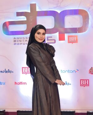 Nadiya Nisaa Instagram - Alhamdulillah tahniah @abpbh35 @beritaharian untuk satu lagi penganjuran malam anugerah yang sangat bermakna bagi industri hiburan tempatan. 

Saya rasa beruntung sekali dijemput untuk tahun ini (biasanya liga popular selalu di luar radar saya 🤭) akan tetapi saya seronok sekali melihat muka2 baru yang menyinari sangat-sangat berbakat & mempunyai pengaruh yg sangat hebat. Keep it up 👍

Saya juga turut terinspirasi melihat nama-nama besar yg sudah pun established dalam industri masih kekal relevan & berbisa dalam berkarya. Begitulah adat dimana2 pun, yg baru & lama akan saling melengkapi. 
Yang penting, kita tetap ikhlas & care about our work. 

Thank u for having me #ABPBH35 😉

>> Slide to see my  1 😉 handsome tak? 

Love & kisses to my Glam Team:
Styled by @minluna @minlunagency 
Make-up by @warnabilla 
Dress by @mimpi_kita 
Hijab stylist @kakpaten_kp 
Skin prep by @mumsheaven 
Photo & Assist by @ffrhfaezh