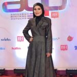 Nadiya Nisaa Instagram - Alhamdulillah tahniah @abpbh35 @beritaharian untuk satu lagi penganjuran malam anugerah yang sangat bermakna bagi industri hiburan tempatan. Saya rasa beruntung sekali dijemput untuk tahun ini (biasanya liga popular selalu di luar radar saya 🤭) akan tetapi saya seronok sekali melihat muka2 baru yang menyinari sangat-sangat berbakat & mempunyai pengaruh yg sangat hebat. Keep it up 👍 Saya juga turut terinspirasi melihat nama-nama besar yg sudah pun established dalam industri masih kekal relevan & berbisa dalam berkarya. Begitulah adat dimana2 pun, yg baru & lama akan saling melengkapi. Yang penting, kita tetap ikhlas & care about our work. Thank u for having me #ABPBH35 😉 >> Slide to see my 1 😉 handsome tak? Love & kisses to my Glam Team: Styled by @minluna @minlunagency Make-up by @warnabilla Dress by @mimpi_kita Hijab stylist @kakpaten_kp Skin prep by @mumsheaven Photo & Assist by @ffrhfaezh