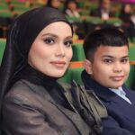 Nadiya Nisaa Instagram - Alhamdulillah tahniah @abpbh35 @beritaharian untuk satu lagi penganjuran malam anugerah yang sangat bermakna bagi industri hiburan tempatan. Saya rasa beruntung sekali dijemput untuk tahun ini (biasanya liga popular selalu di luar radar saya 🤭) akan tetapi saya seronok sekali melihat muka2 baru yang menyinari sangat-sangat berbakat & mempunyai pengaruh yg sangat hebat. Keep it up 👍 Saya juga turut terinspirasi melihat nama-nama besar yg sudah pun established dalam industri masih kekal relevan & berbisa dalam berkarya. Begitulah adat dimana2 pun, yg baru & lama akan saling melengkapi. Yang penting, kita tetap ikhlas & care about our work. Thank u for having me #ABPBH35 😉 >> Slide to see my 1 😉 handsome tak? Love & kisses to my Glam Team: Styled by @minluna @minlunagency Make-up by @warnabilla Dress by @mimpi_kita Hijab stylist @kakpaten_kp Skin prep by @mumsheaven Photo & Assist by @ffrhfaezh