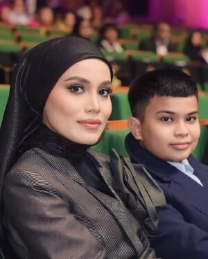 Nadiya Nisaa Instagram - Alhamdulillah tahniah @abpbh35 @beritaharian untuk satu lagi penganjuran malam anugerah yang sangat bermakna bagi industri hiburan tempatan. 

Saya rasa beruntung sekali dijemput untuk tahun ini (biasanya liga popular selalu di luar radar saya 🤭) akan tetapi saya seronok sekali melihat muka2 baru yang menyinari sangat-sangat berbakat & mempunyai pengaruh yg sangat hebat. Keep it up 👍

Saya juga turut terinspirasi melihat nama-nama besar yg sudah pun established dalam industri masih kekal relevan & berbisa dalam berkarya. Begitulah adat dimana2 pun, yg baru & lama akan saling melengkapi. 
Yang penting, kita tetap ikhlas & care about our work. 

Thank u for having me #ABPBH35 😉

>> Slide to see my  1 😉 handsome tak? 

Love & kisses to my Glam Team:
Styled by @minluna @minlunagency 
Make-up by @warnabilla 
Dress by @mimpi_kita 
Hijab stylist @kakpaten_kp 
Skin prep by @mumsheaven 
Photo & Assist by @ffrhfaezh
