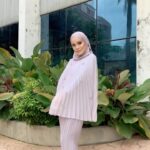 Nadiya Nisaa Instagram - Another round for this angelic set by @mimpi_kita 💜 And @jijiezainal bidan terjun rescue jadi hijab stylist 🤭 Simple photoshoot for special occasion. Nak tahu? Tunggu…