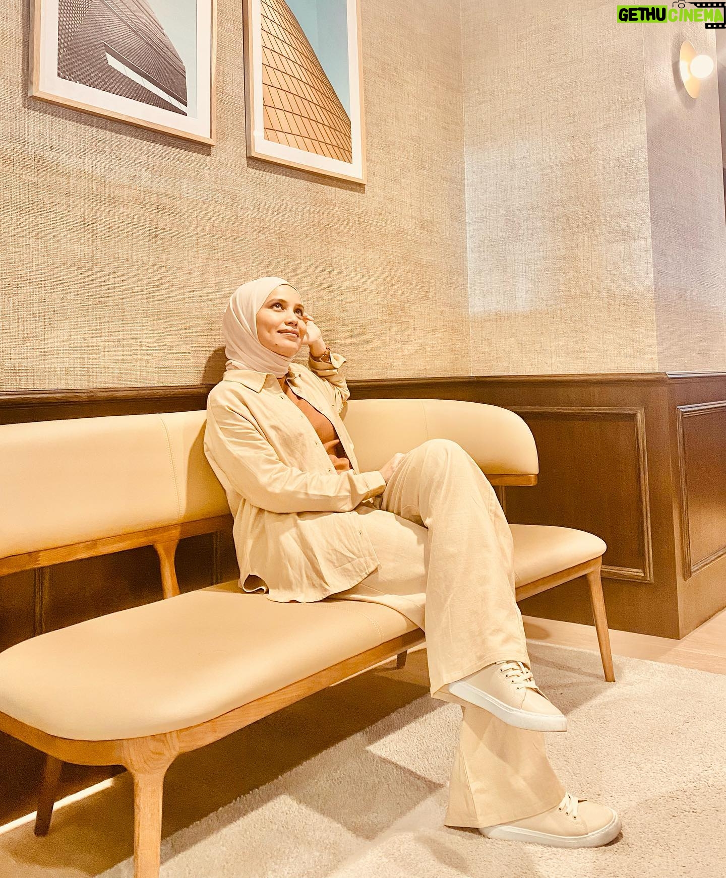 Nadiya Nisaa Instagram - Baru nak kenalkan π Meet Aini, 32 | Soon to be an Interior Designer. In #Seofis kadang-kadang you can see the Sweet Aini Laid-back Aini Ambitious Aini Dreamy Aini Wellβ¦ we all had to play multiple characters in our daily life kan? Especially at the office π πΌπ©π»βπ»π§₯π In @poplook for #Seofis by @parallaxatwork
