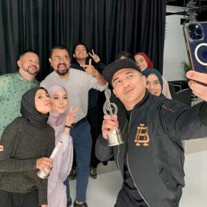 Nadiya Nisaa Instagram - ✨ Memori bulan Juli ✨

Lupa pulak nak upload memori dengan my #Sonias 💖

1. Berusaha cari date masing2 free. Siapa boleh relate? 🤭🙄

2. I’m a sweet tooth. Cari lokasi mesti kena ada menu dessert yg hebat 🍰🍧

3. Mak-mak request hadiah shopee jerr pun dah happy 💖✨

4. Extra happy dapat hadiah mahal sikit from peminat. Thank you soooo much Alwani 💖 sangat2 berguna ketika shooting 👍

5. Kategori unexpected gift jatuh kepada… Alhamdulillah ✨

6. Hadiah untuk diri sendiri jatuh kepada random wishlist warna kasut yg lama nak 🥰 kalau jumpa beli, kalau tak jumpa pun tak cari 😅

7. Yang ni memang dah lama nak jugak so @cristinastockstill belikan 💖 weeeee… 

8. Habit suka snap make-up after event. Selalunya lagi glow. Ni @jijiezainal punya 🤓

9. Ni @warnabilla punya 🤓 

10. Make-up still stay & slay 😜