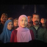 Nadiya Nisaa Instagram - One of my favorite closure for the people of Kampung Bras Basah. The moment when he against us & us against him. Perghhh… meremang bulu roma bila first time baca skrip. Itulah sometimes unity seems impossible bagi sesetengah tempat. Susah nak capai kata sepakat. Tapi percayalah, apabila ini terjadi, begitu besar impak yang kita dapat capai untuk kebaikan manusia sejagat. Laluna currently Top10 in @netflixmy Terima kasih kerana menonton & terhibur sekali. Susah tau membikin sebuah filem. Tapi saat kita shooting hati rasa ringan walaupun asyik hujan maknanya, akan jadi something lah filem ni. Alhamdulillah 💖 P/s: Secretly wish Ayah Wan Hanafi Su dapat Best Actor for Tok Hassan ✨ #lalunafilm @papahanfilms @act2pictures @cloverfilmssg