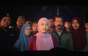 Nadiya Nisaa Instagram - One of my favorite closure for the people of Kampung Bras Basah. The moment when he against us & us against him. Perghhh… meremang bulu roma bila first time baca skrip. 

Itulah sometimes unity seems impossible bagi sesetengah tempat. Susah nak capai kata sepakat. Tapi percayalah, apabila ini terjadi, begitu besar impak yang kita dapat capai untuk kebaikan manusia sejagat. 

Laluna currently Top10 in @netflixmy 
Terima kasih kerana menonton & terhibur sekali.
Susah tau membikin sebuah filem. Tapi saat kita shooting hati rasa ringan walaupun asyik hujan maknanya, akan jadi something lah filem ni. Alhamdulillah 💖 

P/s: Secretly wish Ayah Wan Hanafi Su dapat Best Actor for Tok Hassan ✨

#lalunafilm
@papahanfilms 
@act2pictures 
@cloverfilmssg