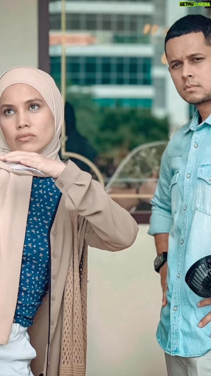 Nadiya Nisaa Instagram - Day 13 of shooting #SeOfis with @parallaxatwork More characters making their appearance on set worth while today ✨Things starts to get interesting… 😉 Apa lah makna kehidupan wanita tanpa kaum Adam yang menunggu kita buat keputusan dalam semua perkara kan? Hehehe… gurau je 😁