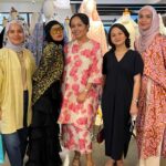 Nadiya Nisaa Instagram – MasyaAllah to be surrounded by so many outstanding women, empowering each other to reach the highest of heights. Syukur to be able to witness and experience this 😍❤️🥰

Congratulations @dahlianadirah team @gempikat & @so.lek on such original pieces 🤩🥰 There’s something for everyone to express their style this raya ✨💃✨

It was so wonderful to see and be part of such love and support. Thank you for having us. Semoga dipermudahkan segalanya InsyaAllah. 🫶❤️🫶