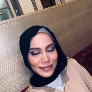 Nadiya Nisaa Instagram - ✨ Memori bulan Juli ✨

Lupa pulak nak upload memori dengan my #Sonias 💖

1. Berusaha cari date masing2 free. Siapa boleh relate? 🤭🙄

2. I’m a sweet tooth. Cari lokasi mesti kena ada menu dessert yg hebat 🍰🍧

3. Mak-mak request hadiah shopee jerr pun dah happy 💖✨

4. Extra happy dapat hadiah mahal sikit from peminat. Thank you soooo much Alwani 💖 sangat2 berguna ketika shooting 👍

5. Kategori unexpected gift jatuh kepada… Alhamdulillah ✨

6. Hadiah untuk diri sendiri jatuh kepada random wishlist warna kasut yg lama nak 🥰 kalau jumpa beli, kalau tak jumpa pun tak cari 😅

7. Yang ni memang dah lama nak jugak so @cristinastockstill belikan 💖 weeeee… 

8. Habit suka snap make-up after event. Selalunya lagi glow. Ni @jijiezainal punya 🤓

9. Ni @warnabilla punya 🤓 

10. Make-up still stay & slay 😜
