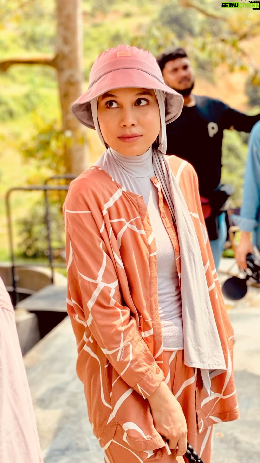 Nadiya Nisaa Instagram - SeOfis go G L A M P I N G on the last day of shoot at @thehootonretreat β¨ I love this printed set from @poplook not just because material dia so breezy tapi set ni sangat transformable (ada ke perkataan tu π) from office look to vacation look β¨ so, great purchase βΊοΈ The shawl bucket hat pulak I memang dah ada lama utk masa2 kecemasan aktiviti beriadah. One whole day shooting under the sun with this one tak rasa pening kepala pun terperap π another great purchase from @lilit_woman π #SeOfis coming to you soon on @tontonmy by @parallaxatwork