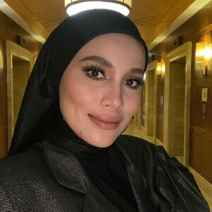 Nadiya Nisaa Instagram - ✨ Memori bulan Juli ✨

Lupa pulak nak upload memori dengan my #Sonias 💖

1. Berusaha cari date masing2 free. Siapa boleh relate? 🤭🙄

2. I’m a sweet tooth. Cari lokasi mesti kena ada menu dessert yg hebat 🍰🍧

3. Mak-mak request hadiah shopee jerr pun dah happy 💖✨

4. Extra happy dapat hadiah mahal sikit from peminat. Thank you soooo much Alwani 💖 sangat2 berguna ketika shooting 👍

5. Kategori unexpected gift jatuh kepada… Alhamdulillah ✨

6. Hadiah untuk diri sendiri jatuh kepada random wishlist warna kasut yg lama nak 🥰 kalau jumpa beli, kalau tak jumpa pun tak cari 😅

7. Yang ni memang dah lama nak jugak so @cristinastockstill belikan 💖 weeeee… 

8. Habit suka snap make-up after event. Selalunya lagi glow. Ni @jijiezainal punya 🤓

9. Ni @warnabilla punya 🤓 

10. Make-up still stay & slay 😜