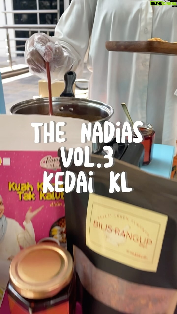 Nadiya Nisaa Instagram - #BismillahiMasyaAllah for the first day experience at @kedai.kl artisanal market. Meeting new friends every weekend is something that we look forward to βΊοΈ And for this time, tak sangka dapat share our product dengan seorang chef π«Άβ¨ bila dia request nak satu lagi tester, kita orang happy betholl π ESOK ADA LAGI! Come by and say hi ok korang π @kedai.kl π Featured in the reels vendor from: @moka.kimmm @thekitchin18 π