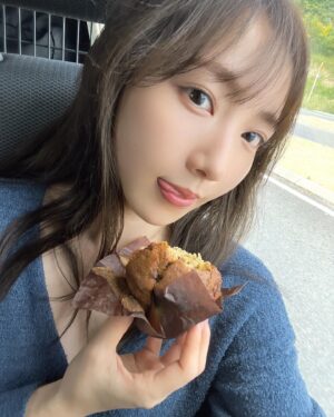 Nagisa Aoyama Instagram - 青山なぎさ1st写真集『Nagisa』
発売まであと7️⃣日！！

撮影前にマフィンを食べる青山をお届け😚
(顎にマフィンついてる🙊)

#写真集 #ニュージーランド #バナナマフィン