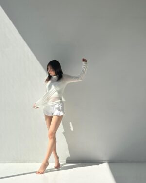 Nagisa Aoyama Instagram - 本日6/6発売！
「FRIDAY」にソログラビアが掲載されています✨
『VOICE VISTA magazine vol.02』のアザーカットを収録したミニブックです🎉

さらに！！
TSUTAYAさんの店舗でご購入いただくと「両面フォトカード」がついてきますのでお見逃しなく😚

クッキー美味しかった🍪

#friday #ソログラビア #ぶいぶい