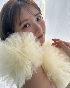 Nagisa Aoyama Instagram - 本日6/5(木)発売！
『VOICE VISTA magazine vol.02』
#ぶいぶい
大ボリュームの32ページ掲載されています💐

黄色のお衣装💛鳥になったよ🐥⸒⸒

こういうビューティー系の撮影やってみたかったんです！！嬉しいなぁ☺️

ぜひチェックしてください！