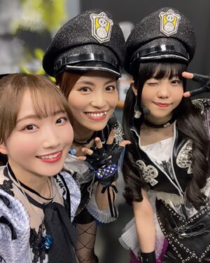Nagisa Aoyama Instagram - アサミさんと日向ちゃん☺️

Saint Snowさんのパフォーマンスがかっこよすぎて楽屋で映像を見ながら固まっていました🥹
ずっと憧れです…！！
#ユニット甲子園Day1 #ユニット甲子園Day2 
#lovelive