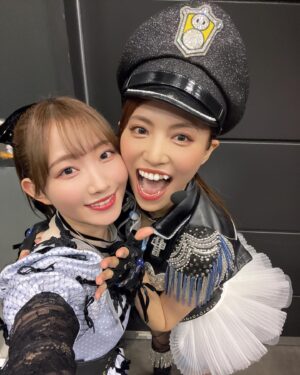 Nagisa Aoyama Instagram - アサミさんと日向ちゃん☺️

Saint Snowさんのパフォーマンスがかっこよすぎて楽屋で映像を見ながら固まっていました🥹
ずっと憧れです…！！
#ユニット甲子園Day1 #ユニット甲子園Day2 
#lovelive