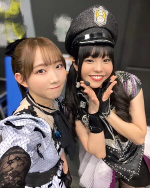 Nagisa Aoyama Instagram - アサミさんと日向ちゃん☺️

Saint Snowさんのパフォーマンスがかっこよすぎて楽屋で映像を見ながら固まっていました🥹
ずっと憧れです…！！
#ユニット甲子園Day1 #ユニット甲子園Day2 
#lovelive
