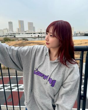 Nagisa Aoyama Instagram - Saucy Dog 
念願のライブ、最高でした！！！

Kアリーナ、初めて客席を体験しました。とにかく音がいい…！😭

次Kアリーナに立たせていただくのは8月のファンミ！皆さん楽しみにしててください🤩

あと髪の毛、赤にした✌️

#青山なぎ写 #SaucyDog #ItReARENA #kアリーナ