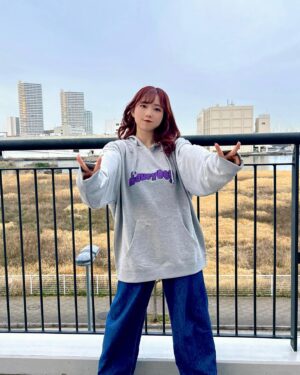 Nagisa Aoyama Instagram - Saucy Dog 
念願のライブ、最高でした！！！

Kアリーナ、初めて客席を体験しました。とにかく音がいい…！😭

次Kアリーナに立たせていただくのは8月のファンミ！皆さん楽しみにしててください🤩

あと髪の毛、赤にした✌️

#青山なぎ写 #SaucyDog #ItReARENA #kアリーナ