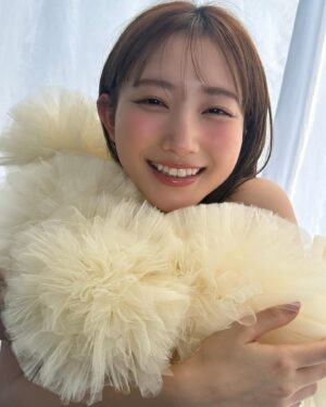 Nagisa Aoyama Instagram - 本日6/5(木)発売！
『VOICE VISTA magazine vol.02』
#ぶいぶい
大ボリュームの32ページ掲載されています💐

黄色のお衣装💛鳥になったよ🐥⸒⸒

こういうビューティー系の撮影やってみたかったんです！！嬉しいなぁ☺️

ぜひチェックしてください！