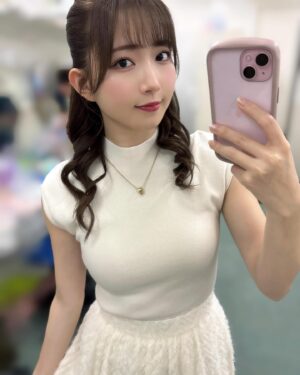 Nagisa Aoyama Instagram - 今日の私服！セットアップ！

着回しにぴったりです☺️
スカートはとっても軽くて動きやすい〜🫶

綺麗めのお洋服を着ると、姿勢を伸ばして所作も丁寧にしようって気持ちになれるから好き😚

#noela #ノエラ #ジャガードロングセットアップ #ハーフアップ #overexcellent #ネックレス