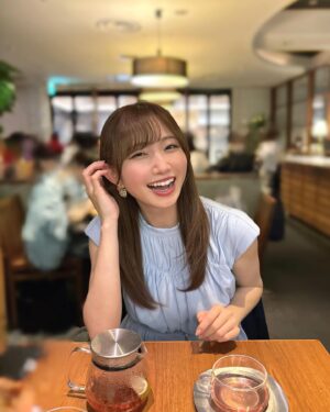 Nagisa Aoyama Instagram - カフェで友達とのんびり☺️
元気もらった！！

このワンピースとっても軽くて、回るとふんわり広がって可愛いの〜🥰

#noela#ノエラ#ティアードワンピース #東京カフェ