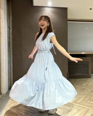 Nagisa Aoyama Instagram - カフェで友達とのんびり☺️
元気もらった！！

このワンピースとっても軽くて、回るとふんわり広がって可愛いの〜🥰

#noela#ノエラ#ティアードワンピース #東京カフェ