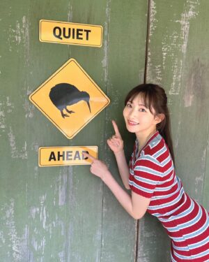 Nagisa Aoyama Instagram - 青山なぎさ1st写真集『Nagisa』発売から１ヶ月！

沢山の方に届いていてとっても嬉しいです🥰
ありがとうございます🙇‍♀️

写真集の本編には登場していないカットのお衣装✨

表紙カバーを取ると…
ニュージーランドの動物園を楽しんでいるウキウキ青山が見られます〜！🐘🦜

#なぎ写 #写真集 #オークランド動物園 #動物園 #キーウィ